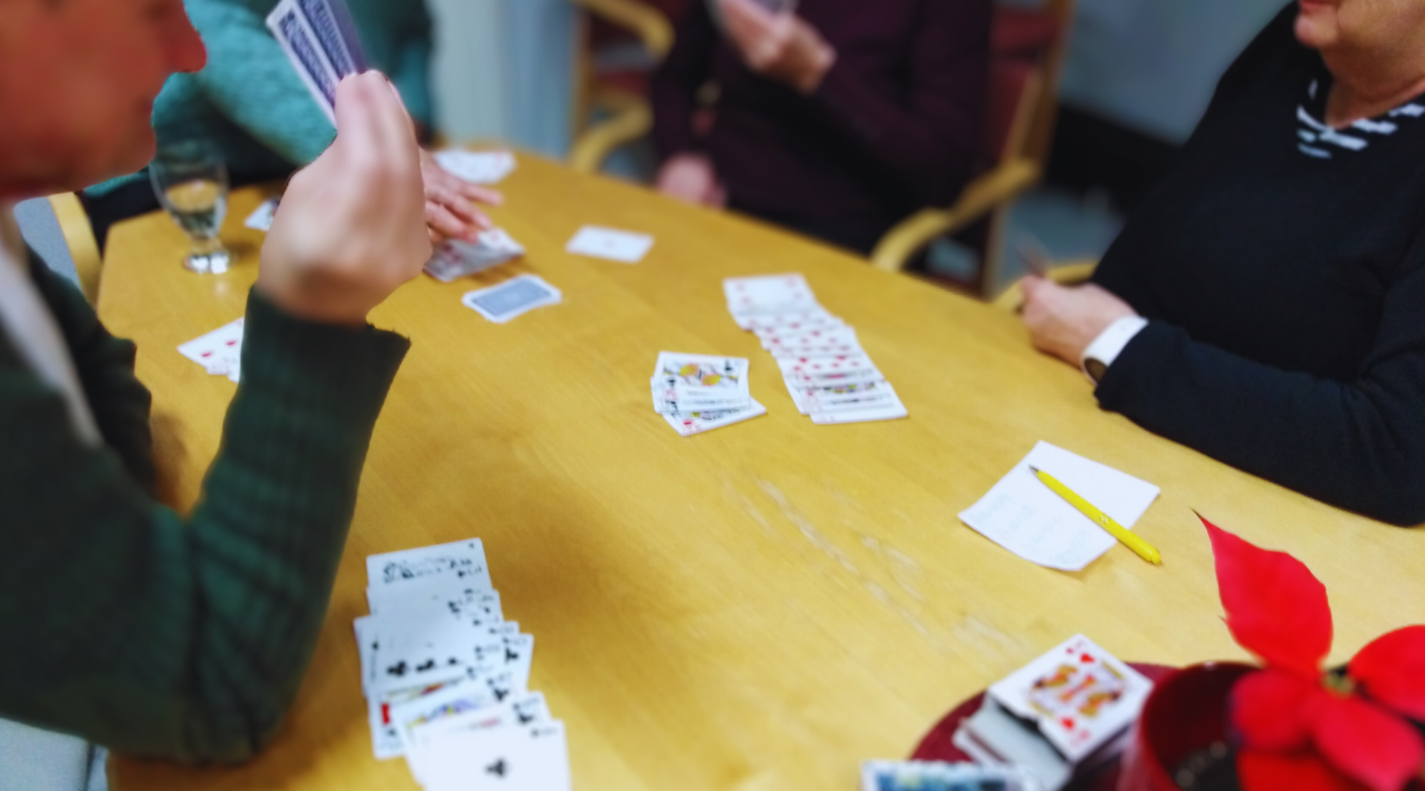 Korttipelureita pöydän ääressä.