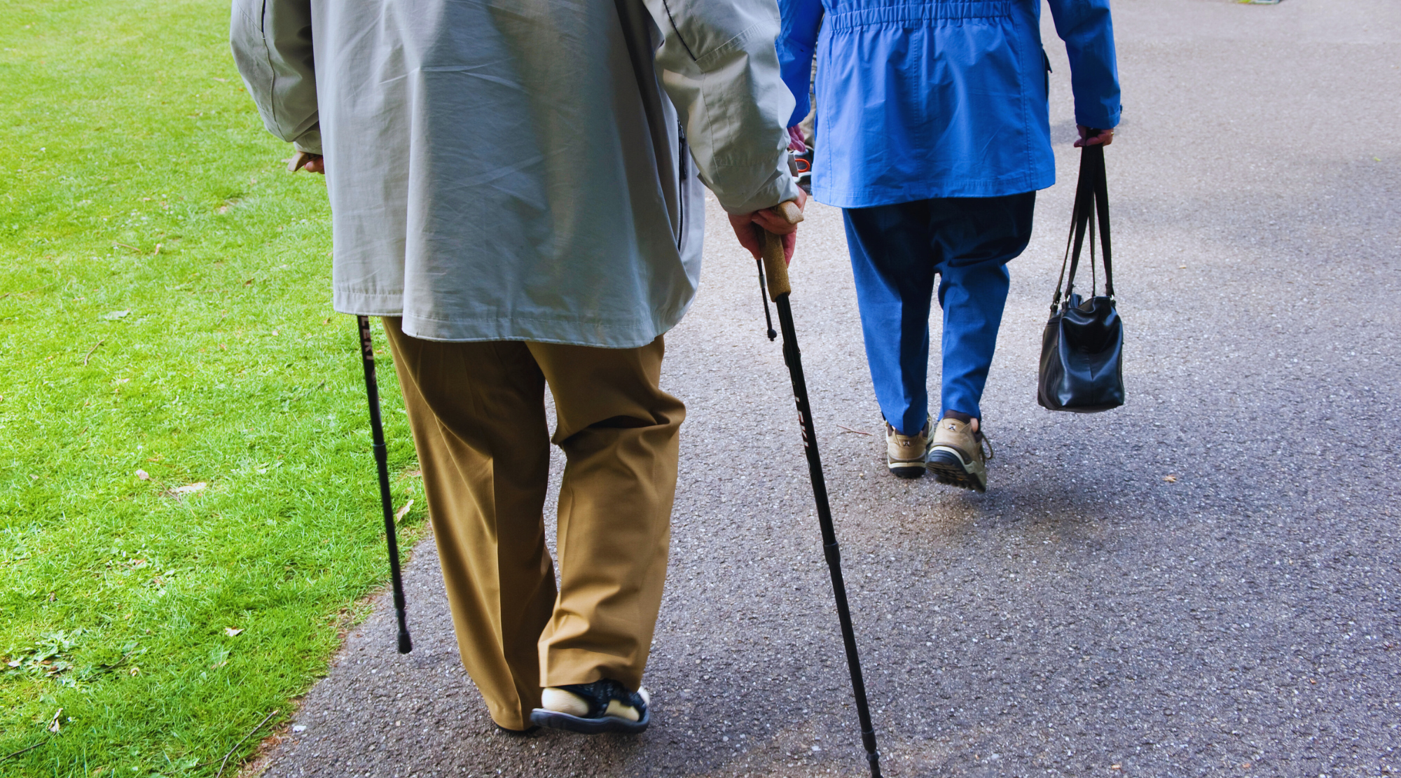 Ikäihmisiä kävelyllä. 