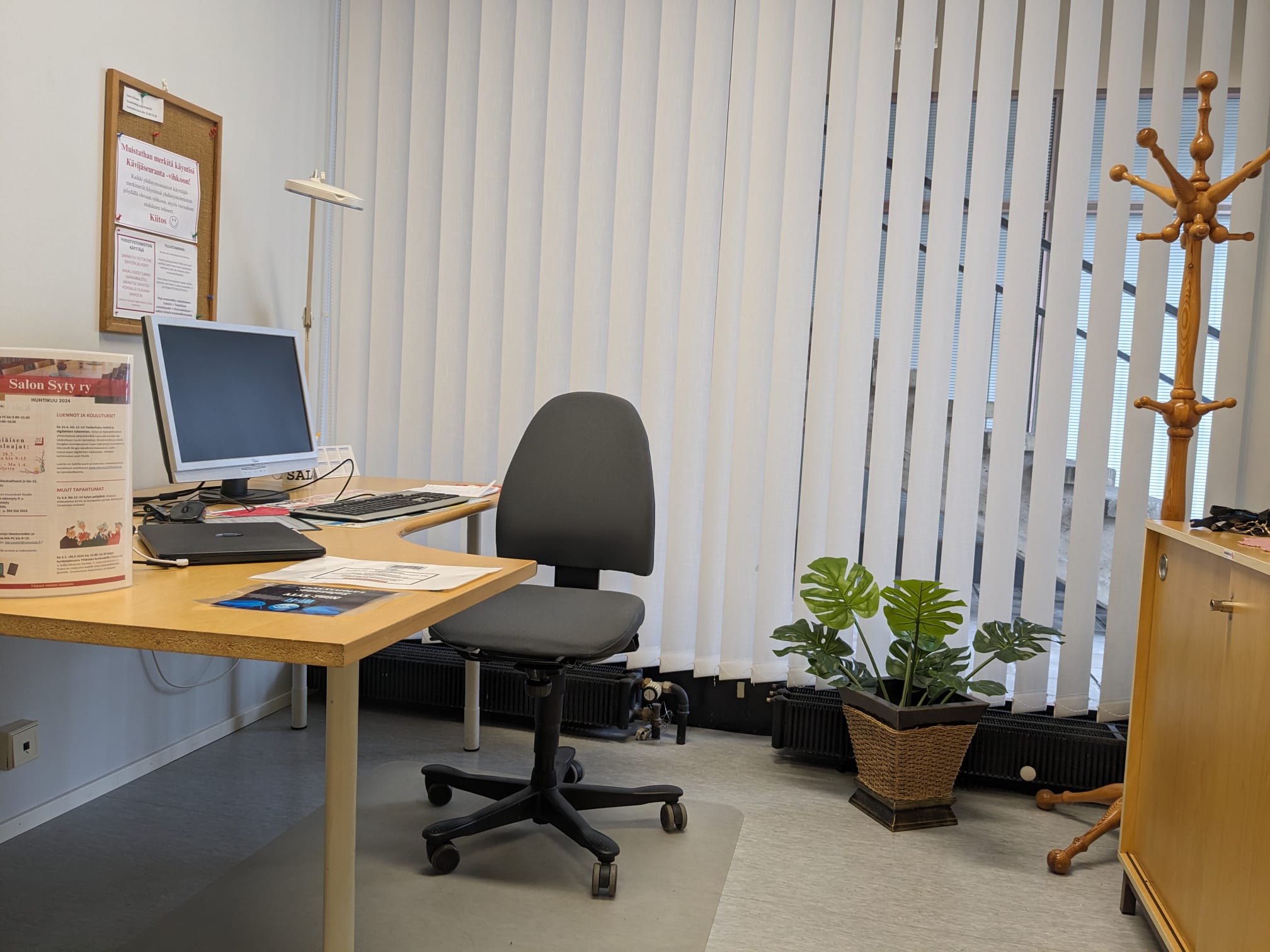 Sytyn yhdistystoimisto ja tietokone.